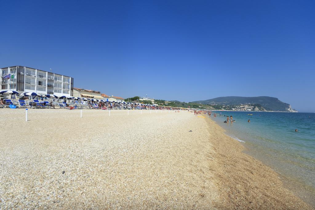Aparthotel Il Conero Mare Numana Esterno foto