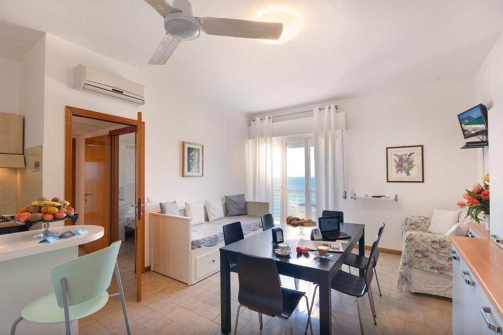 Aparthotel Il Conero Mare Numana Esterno foto