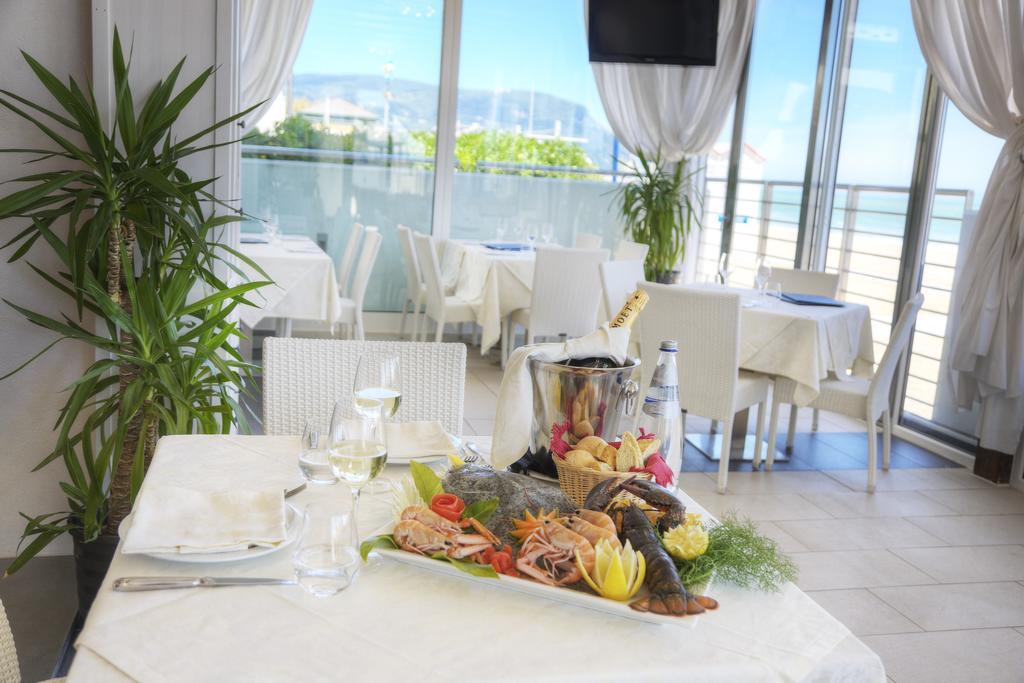 Aparthotel Il Conero Mare Numana Esterno foto