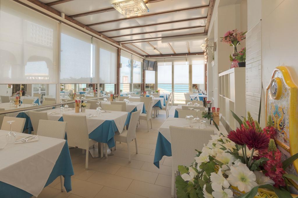 Aparthotel Il Conero Mare Numana Esterno foto