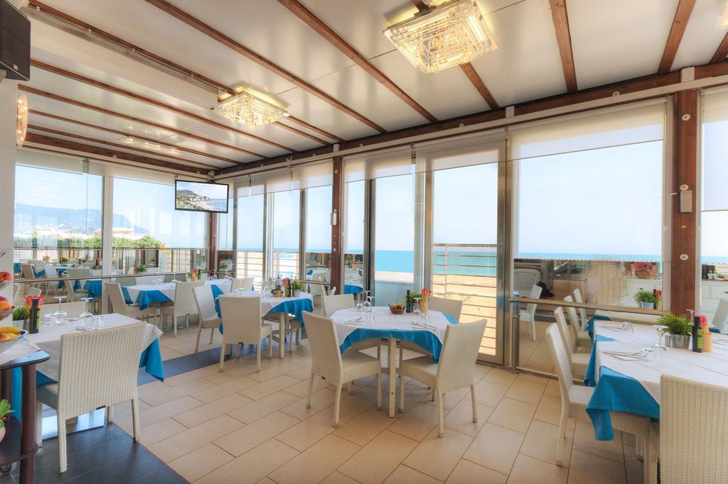 Aparthotel Il Conero Mare Numana Esterno foto