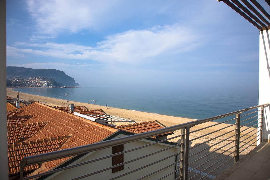 Aparthotel Il Conero Mare Numana Esterno foto
